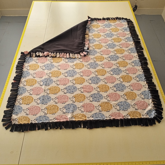 Hedgehog Sew Fleece Blanket Handmade Knotted Blanket - Picture 3 of 8